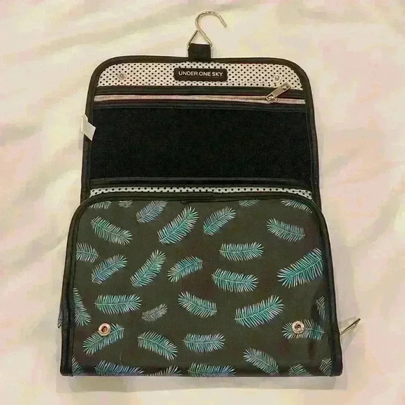 Under One Sky Travel Toiletry Bag - Picture 3 of 4
